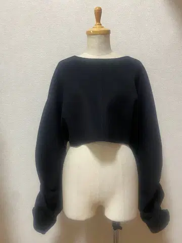 크롭 니트 블랙 볼륨 슬리브