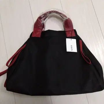 블랙과 빨간색 나일론 토트백