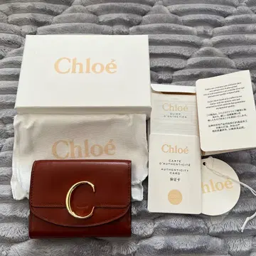 끌로에 브라운 3단 폴더형 지갑 C로고 포함