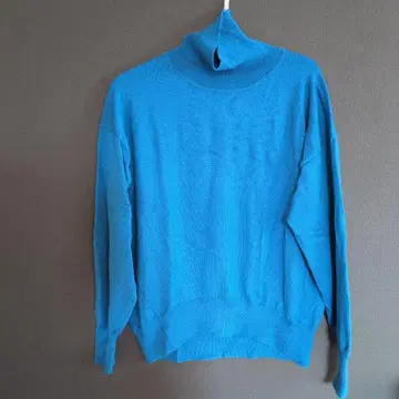 북유럽, 생활 잡화점 돌려입기 좋은 하이넥 니트 블루
