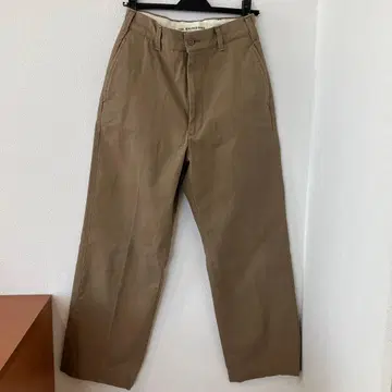 더 신즈네 베이지 치노 팬츠