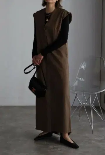 V넥 베스트 원피스 봉쥬르 사간