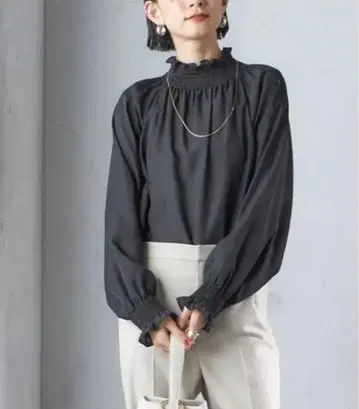 ships 셔링 넥 긴팔 블라우스