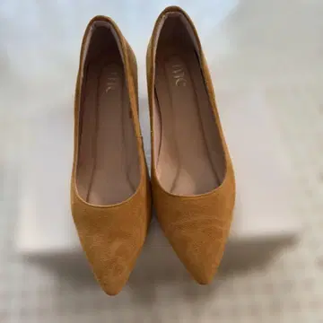 새상품급 힐스 아베뉴 mc 스웨이드 플레인 펌프스 머스타드 24cm