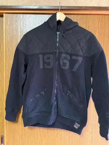 블랙 후드티 1967년 퀼팅 디자인