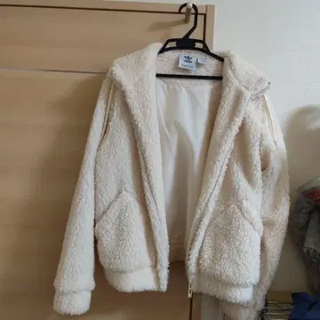 후드 부착 보아 자켓 크림색