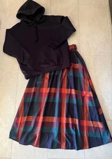 다크 네이비 후드 부착 후드티 & 체크 무늬 스커트 세트