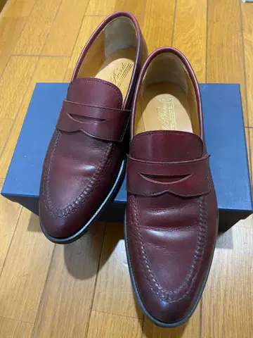 홀 밴딩 버건디 가죽 로퍼