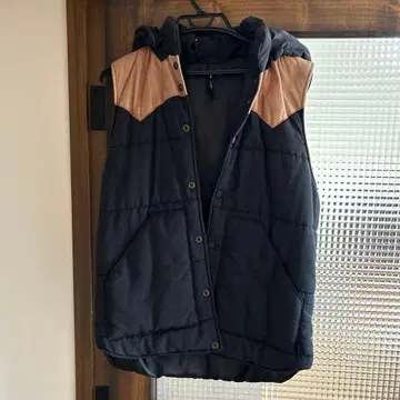 glamb 후드 부착 다운 베스트 L 사이즈 블랙과 베이지