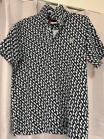 골프용 블랙 앤 화이트 피케 셔츠