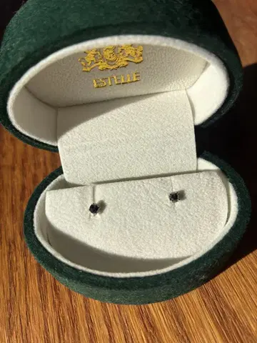 ESTELLE 블랙 스터드 귀걸이