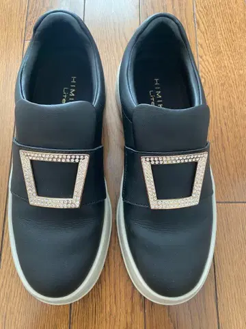 HIMIKO 비쥬 장식 블랙 스니커즈