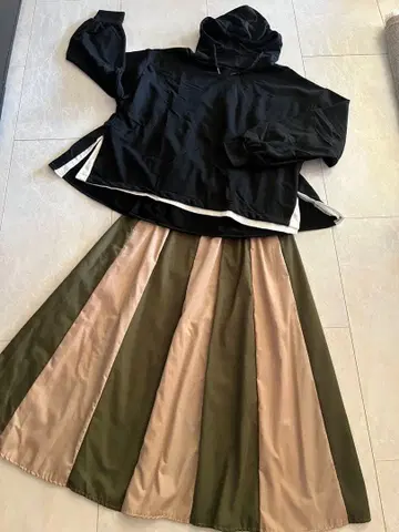 블랙 후드티 & 스트라이프 플레어 스커트 세트