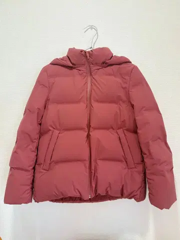 UNIQLO 심리스 다크 로즈 후드 부착 다운 자켓