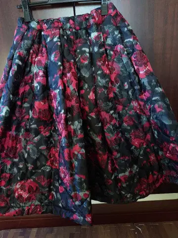 플레어 스커트 블랙과 빨간색 꽃무늬