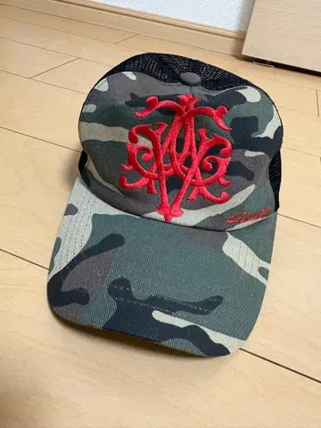 카모플라쥬 트래커 캡 빨간색 자수