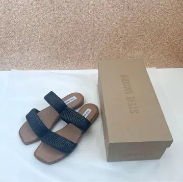 미사용 새상품 STEVE MADDEN 블랙 US7 로우힐 샌들