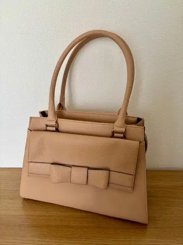 리본 포함 베이지 토트백