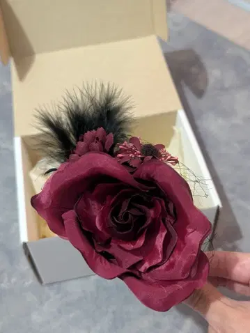 [ 미사용 새상품급 배송비 포함 ] 빅토리아 메이 버건디 로즈 코사지