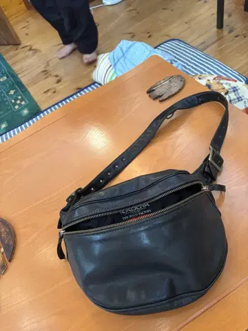 KADOYA 바디백 블랙 퀼팅 디자인