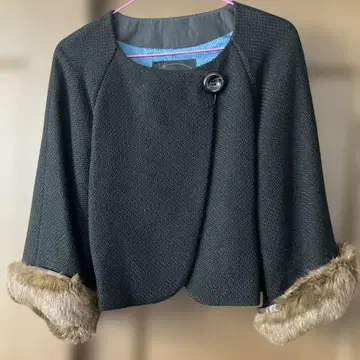 퍼 달린 다크 그레이 노카라 자켓