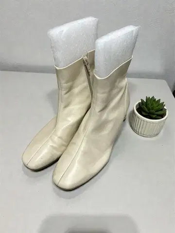 Flower 숏부츠 아이보리 가죽 부티 중간 힐