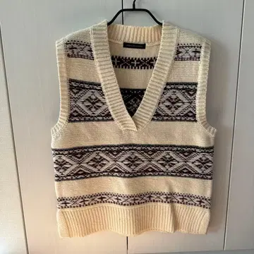 어반 리서치 아이보리 V넥 니트 베스트