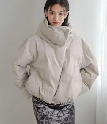 로리즈팜 벨로아 볼륨 넥 블루종 아이보리