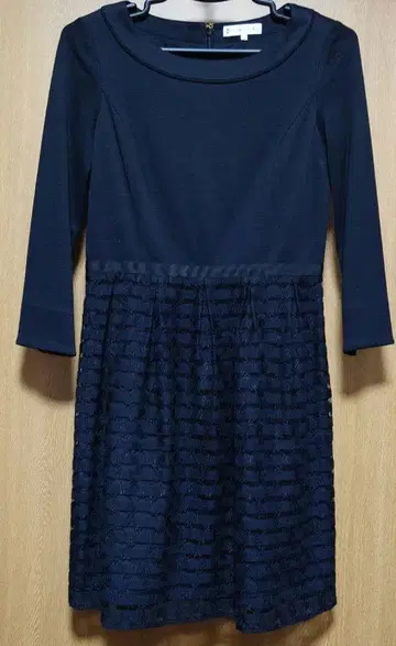 온워드 쿠미쿄쿠 블랙 컬러 무릎 기장 원피스