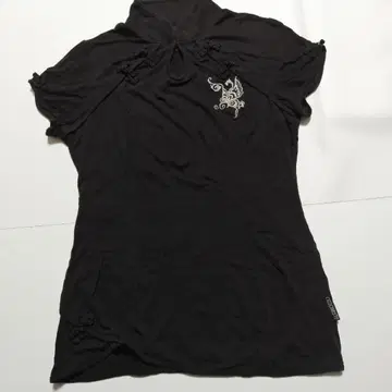 OZZONESTE 오즈온 차이나 버튼 티셔츠 나비 자수 블랙