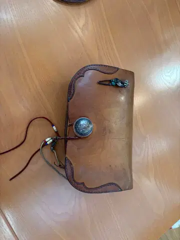 가죽 플랩식 비즈 장식 백