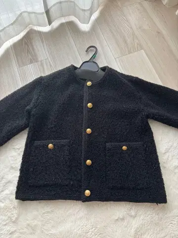 Mila Owen 금장 버튼 노카라 컴팩트 라메 니트