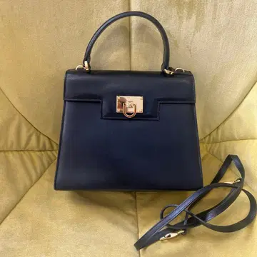 블랙 핸드백 골드 금장 장식 포함