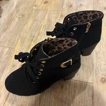 블랙 스웨이드 레이스업 부츠