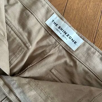 더 신즈네 베이지 치노 팬츠