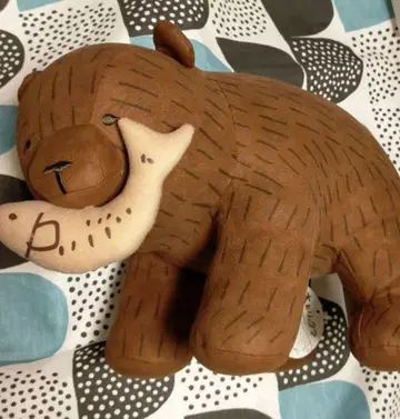 목조 곰 연어 먹는 곰 봉제 인형