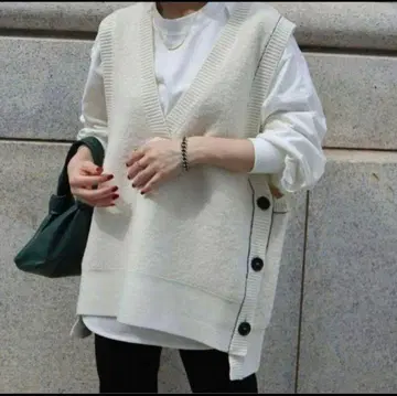 새상품급 machatt 사이드 버튼 니트 베스트