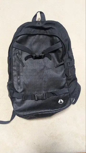 블랙 백팩 심플한 디자인