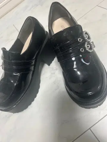 CHIP CLIP 통굽 로퍼 블랙 에나멜 비쥬 L 사이즈