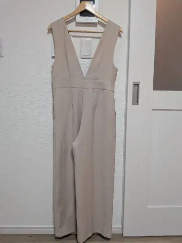 새상품급 베이지 V넥 슬리브리스 올인원 Techichi