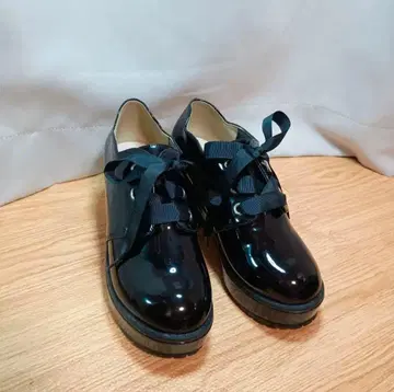 MAJESTIC LEGON 에나멜 신발