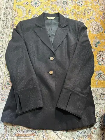 블랙 테일러드 자켓과 플레어 팬츠 세트