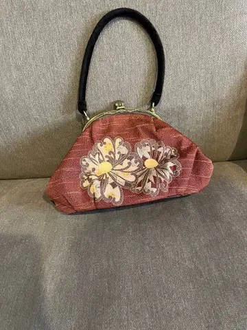 빨간색과 검은색 꽃무늬 작은 가방