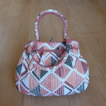 일본 의류용 비즈 백 핑크 계열 기하학 패턴