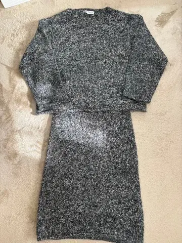 ZARA 그레이 계열 니트 셋업 (긴팔 스커트 포함)