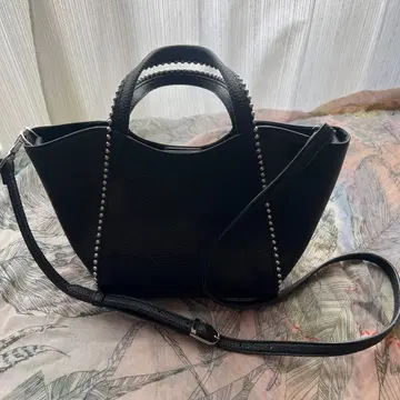 스터드 장식 블랙 가죽 숄더백