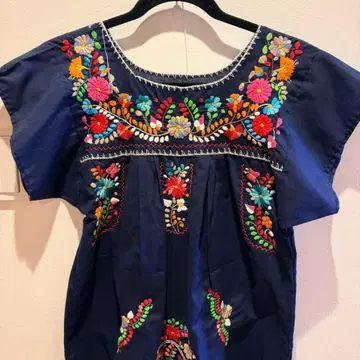 네이비 꽃무늬 자수 반팔 무릎 기장 원피스