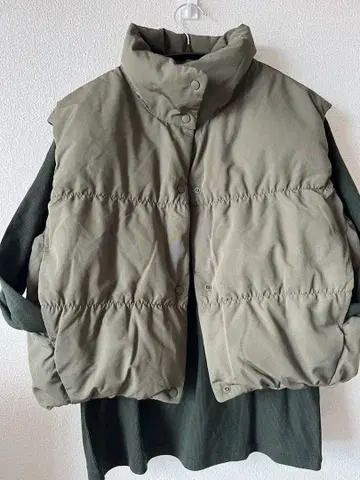 유니클로C 다운 베스트 카키 L 새상품