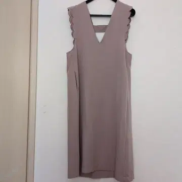 &LOVE 스캘럽 넥 슬리브리스 원피스 앤드러브