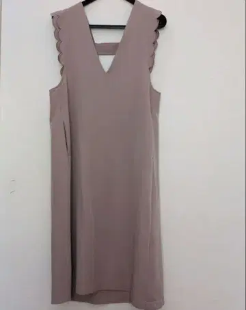 &LOVE 스캘럽 넥 슬리브리스 원피스 앤드러브